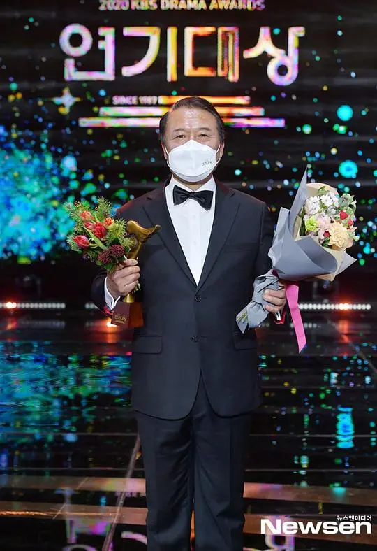 《2020KBS演技大赏》：星光璀璨下的演技对决，看谁是年度最强韩剧实力派！